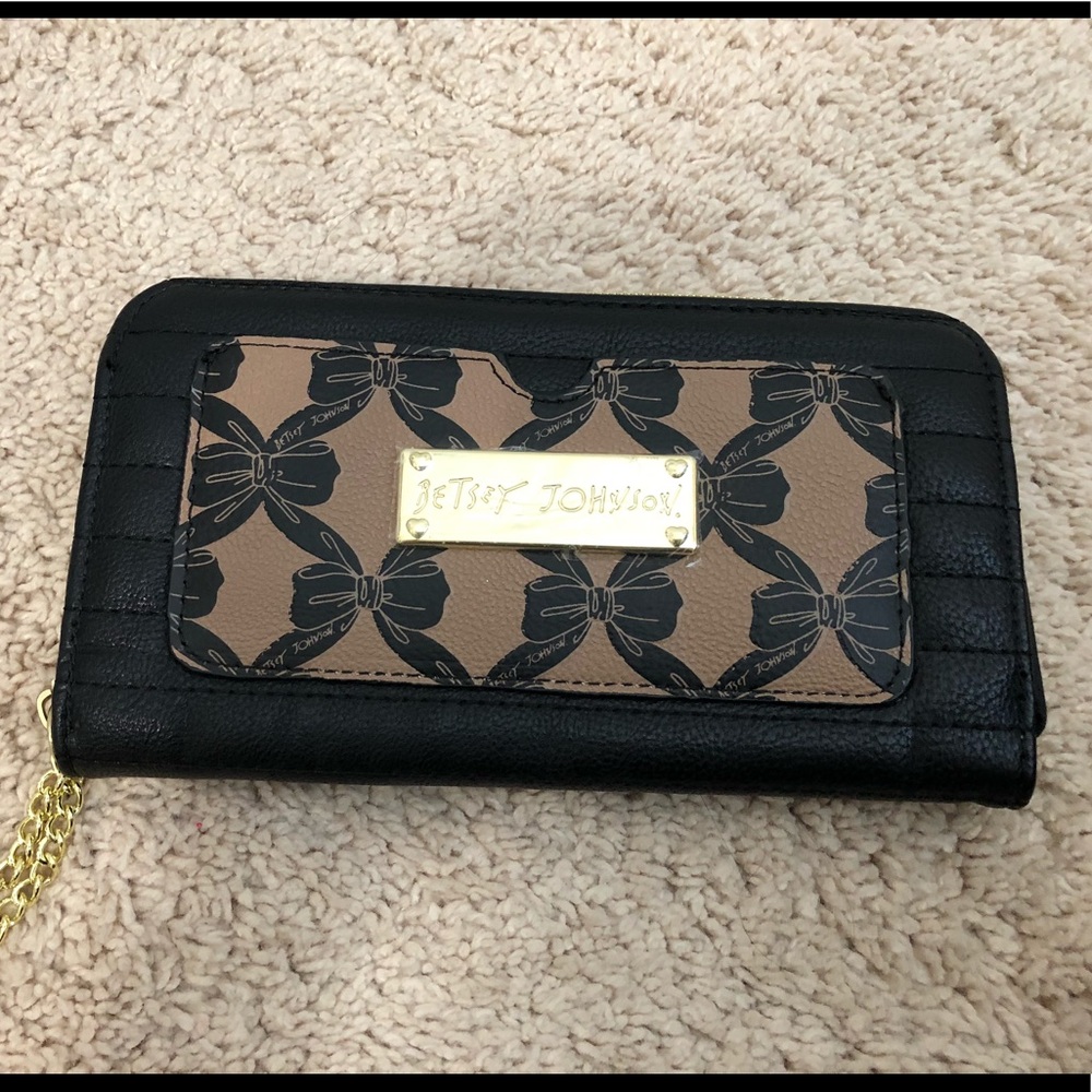 ✨PRICE FIRM! ✨ Betsey Johnson Wristlet